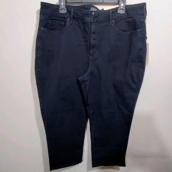 Slim Capri Jeans In‎ Plus Size

In Cool Embrace - Picture 1 of 8